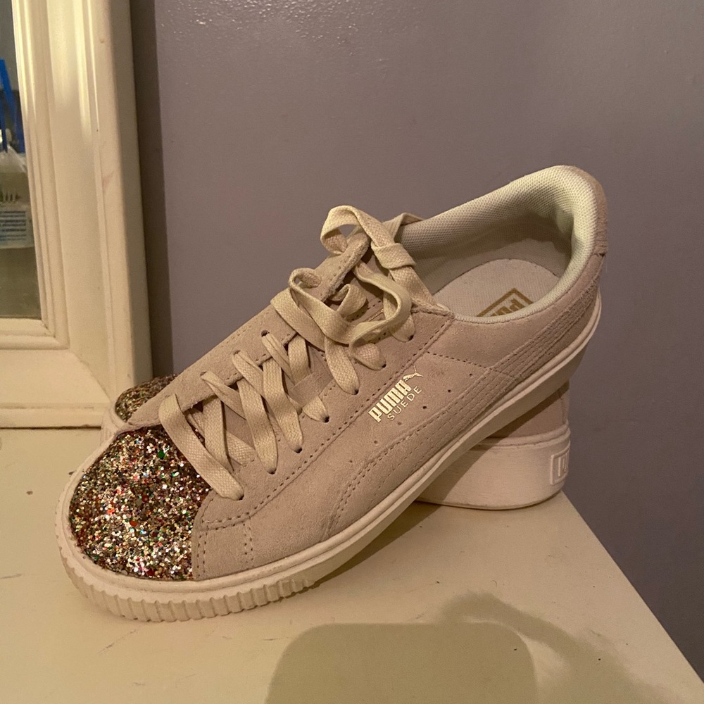 Suede pumas